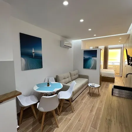 Seaview Downtown Apartment